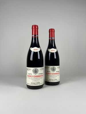 deux bouteilles de vin rouge posées l'une à côté de l'autre sur une table