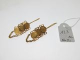 deux paires de boucles d'oreilles plaquées or et une étiquette de prix