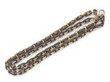 une paire de bracelets à maillons noirs et dorés sur fond blanc