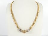 gros plan d'un collier sur un mannequin mannequin mannequin mannequin mannequin mannequin mannequin mannequin mannequin