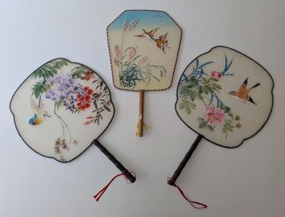 trois éventails chinois peints à la main, ornés d'oiseaux et de fleurs