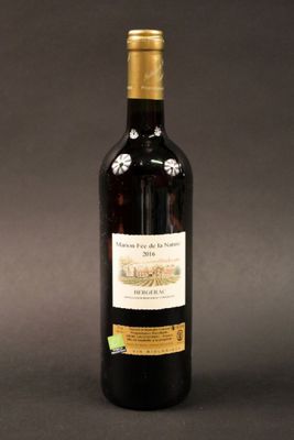 une bouteille de vin posée sur une table