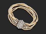 un collier à trois rangs de perles et de diamants
