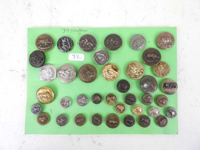 beaucoup de pièces posées sur une surface verte