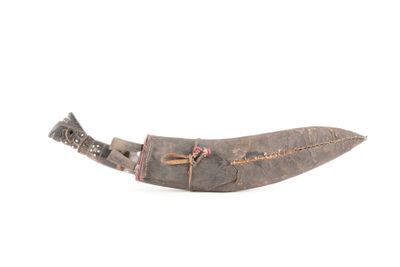 NEPAL. Kukri. Manche bois sculpté avec incrustations métal, …