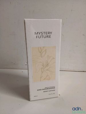 La boîte est blanche et comporte l'image d'une fleur.