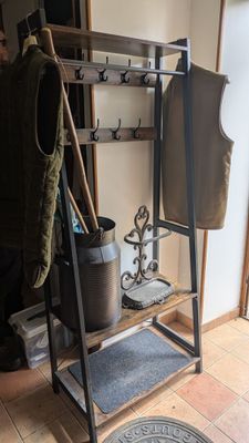 une image représentant un porte-manteau sur lequel est posé un autre porte-manteau