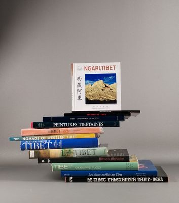 plusieurs livres sont empilés sur une table