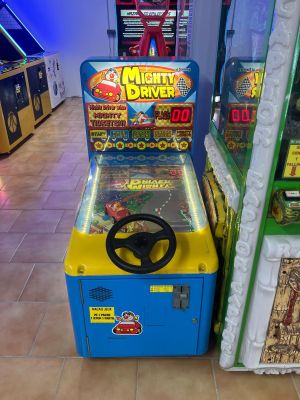 deux machines qui sont placées l'une à côté de l'autre sur le sol
