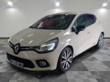 la voiture blanche est garée sur un sol en damier dans le garage