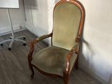 une chaise dans un coin d'une pièce où se trouve un tableau blanc accroché au mur