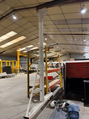 une grande pièce où se trouvent de nombreux engins de chantier