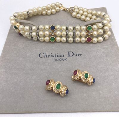 un gros plan d'un collier et de boucles d'oreilles posés sur un tissu