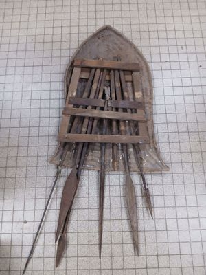 Bouclier en cuir décoratif, avec 6 armes décoratives. - Photo 1