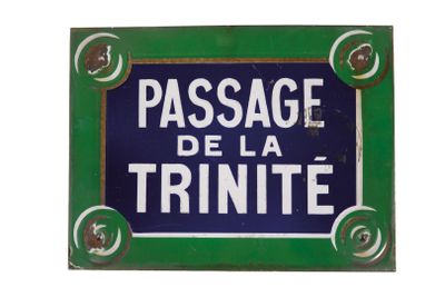 blue and white sign with the words passage de la trinite on it