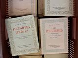 Plusieurs livres sont empilés les uns sur les autres dans une bibliothèque.