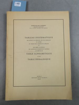 un gros plan d'un livre posé sur une table