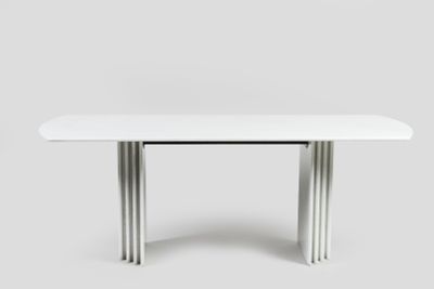 une image représentant une table blanche avec un piètement métallique sur fond gris