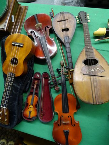 Ensemble d’instruments à cordes : violons, mini violon, mandoline...