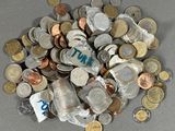 une pile de pièces et une bouteille d'eau posées sur une table