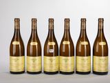 six bouteilles de vin sont alignées dans une rangée