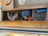 une étagère en bois sur laquelle sont posés tout un tas d'objets