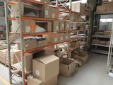 de nombreux cartons et boîtes sur les étagères de l'entrepôt