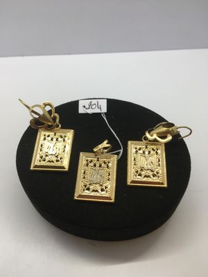 deux paires de boucles d'oreilles plaquées or sur un présentoir noir