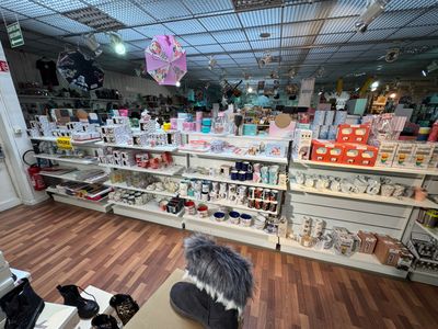 une femme assise sur un tabouret dans un magasin