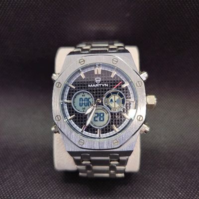 gros plan d'une montre sur une surface noire