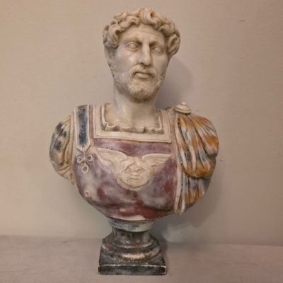 buste en marbre représentant un homme vêtu d'une robe rouge et blanche