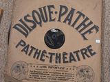 un panneau indiquant « Disoue Prairie Path Theatre » posé par terre