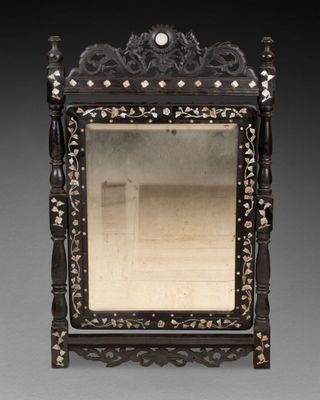 VIETNAM - XIXe siècle. MIROIR PSYCHEE à décor de dragons et …