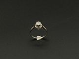 gros plan d'une bague en diamant sur une surface noire