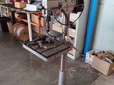 une machine qui se trouve dans un garage