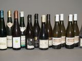 plusieurs bouteilles de vin sont alignées sur une table