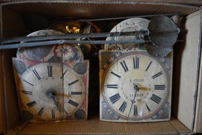 deux horloges posées sur une table dans une boîte en carton