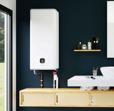 une salle de bains avec un lavabo et un miroir au mur