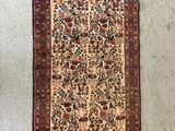 deux tapis accrochés au mur d'une pièce dont le sol est recouvert d'une moquette
