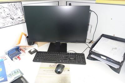 un bureau équipé d'un ordinateur, d'un clavier, d'une souris et d'un écran