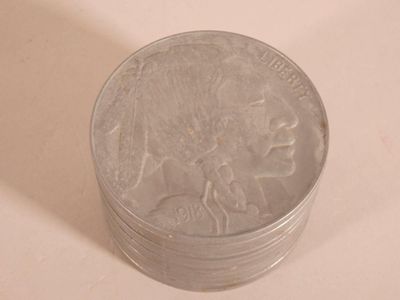 une pile de pièces d'argent posée sur une table