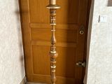 une lampe posée par terre près d'une porte