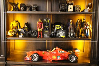 une vitrine remplie de figurines et de personnages de bandes dessinées