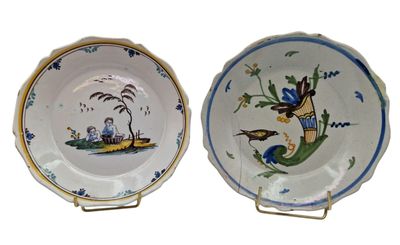 deux assiettes posées sur un support