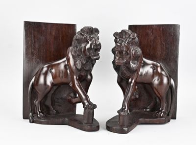 paire de serre-livres en bronze représentant des lions, sur socles en bois