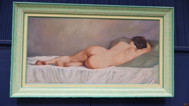 « Nu féminin » huile surtoile, porte une signature en bas à gauch...