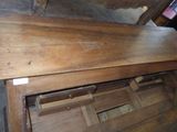 une table en bois avec un tiroir en dessous