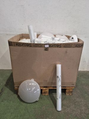 une boîte de papier toilette et une balle en plastique par terre