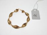 une photo d'un bracelet en or sur lequel figure une étiquette de prix