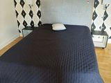 un lit recouvert d'une couverture bleue